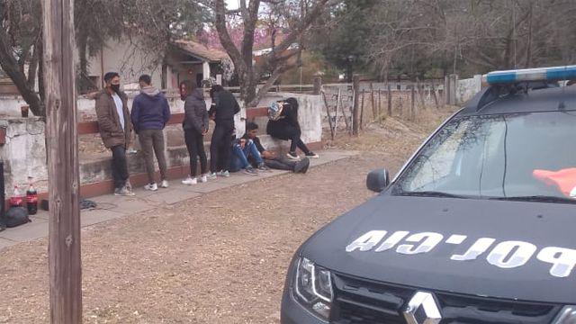 Sorprendieron a un grupo de personas en una fiesta clandestina