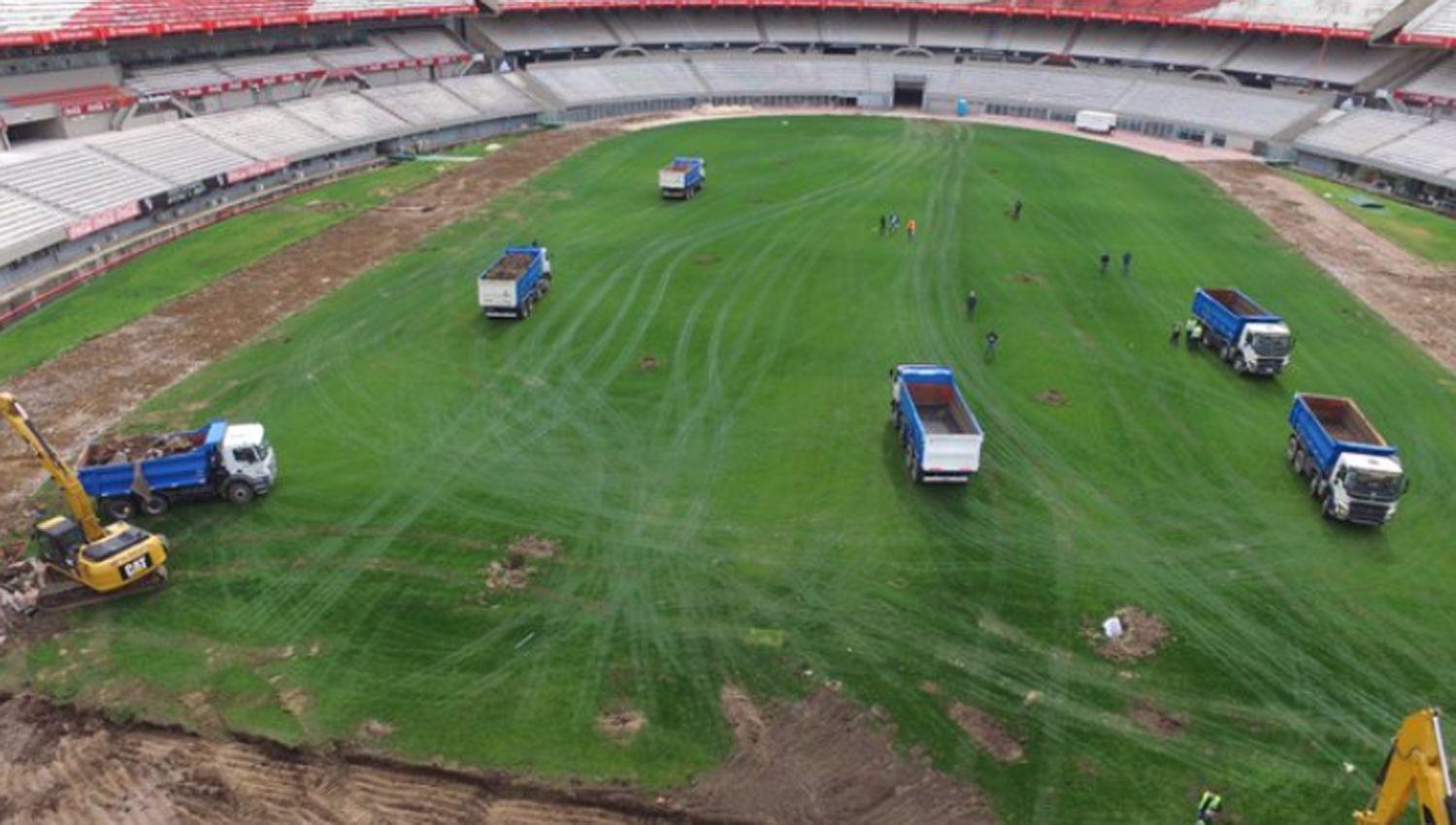 VIDEO E IMAacuteGENES  River comenzoacute a remodelar el Monumental con el retiro de la pista de atletismo