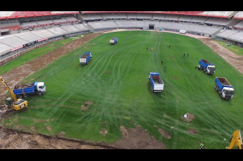 VIDEO E IMAacuteGENES  River comenzoacute a remodelar el Monumental con el retiro de la pista de atletismo