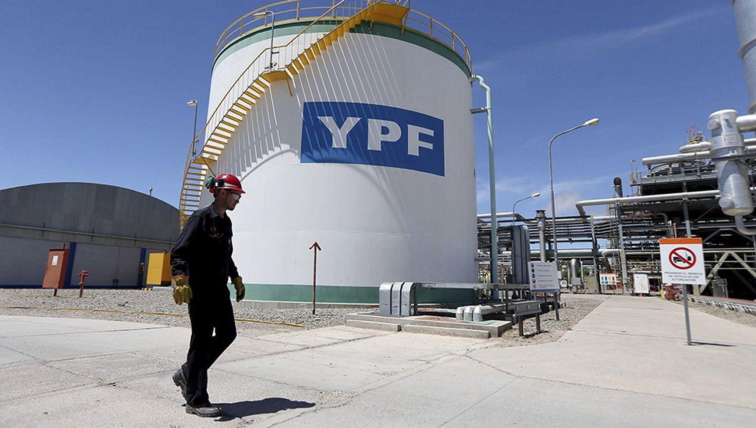 VIDEO E IMAacuteGENES  Detienen a 21 personas por millonario robo de petroacuteleo de un oleoducto de YPF