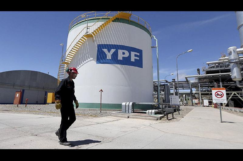 VIDEO E IMAacuteGENES  Detienen a 21 personas por millonario robo de petroacuteleo de un oleoducto de YPF