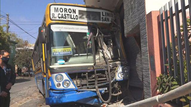 Roboacute un colectivo con un arma de juguete y lo incrustoacute contra una casa