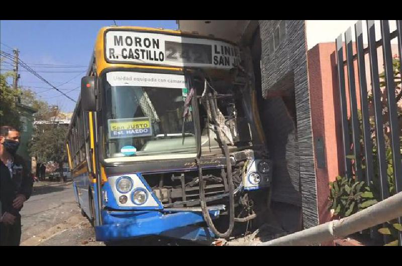 Roboacute un colectivo con un arma de juguete y lo incrustoacute contra una casa