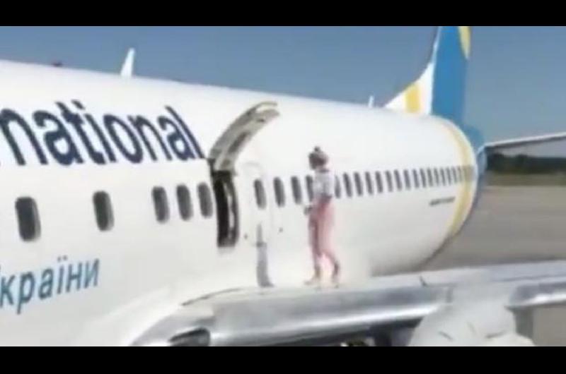 VIDEO  Pasajera abrioacute la puerta de un avioacuten para caminar porque teniacutea calor