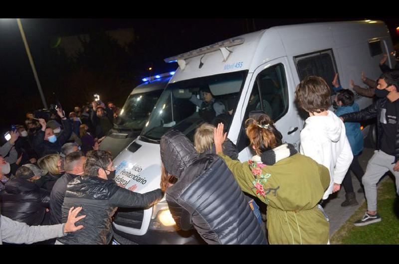 Laacutezaro Baacuteez tuvo que volver a Ezeiza por las protestas de los vecinos que no permitieron su ingreso