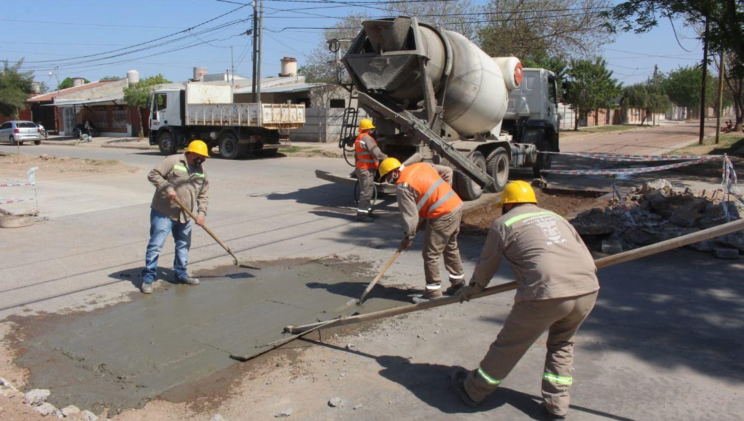 La Capital concreta importante trabajo de bacheo en el barrio El Vinalar