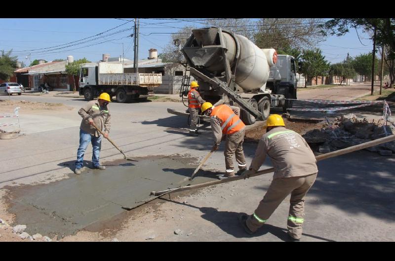 La Capital concreta importante trabajo de bacheo en el barrio El Vinalar