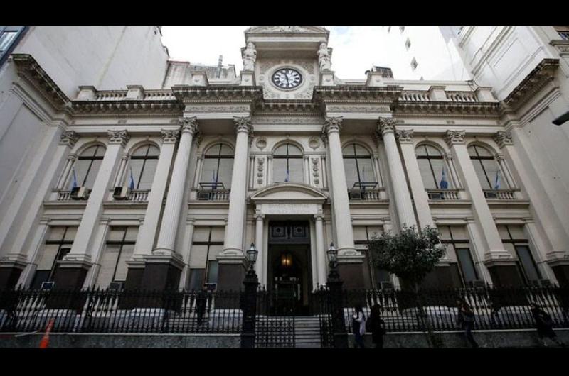 El objetivo del Banco Central es frenar la salida de reservas Las empresas podr�n acceder solo al 40-en-porciento- de sus necesidades