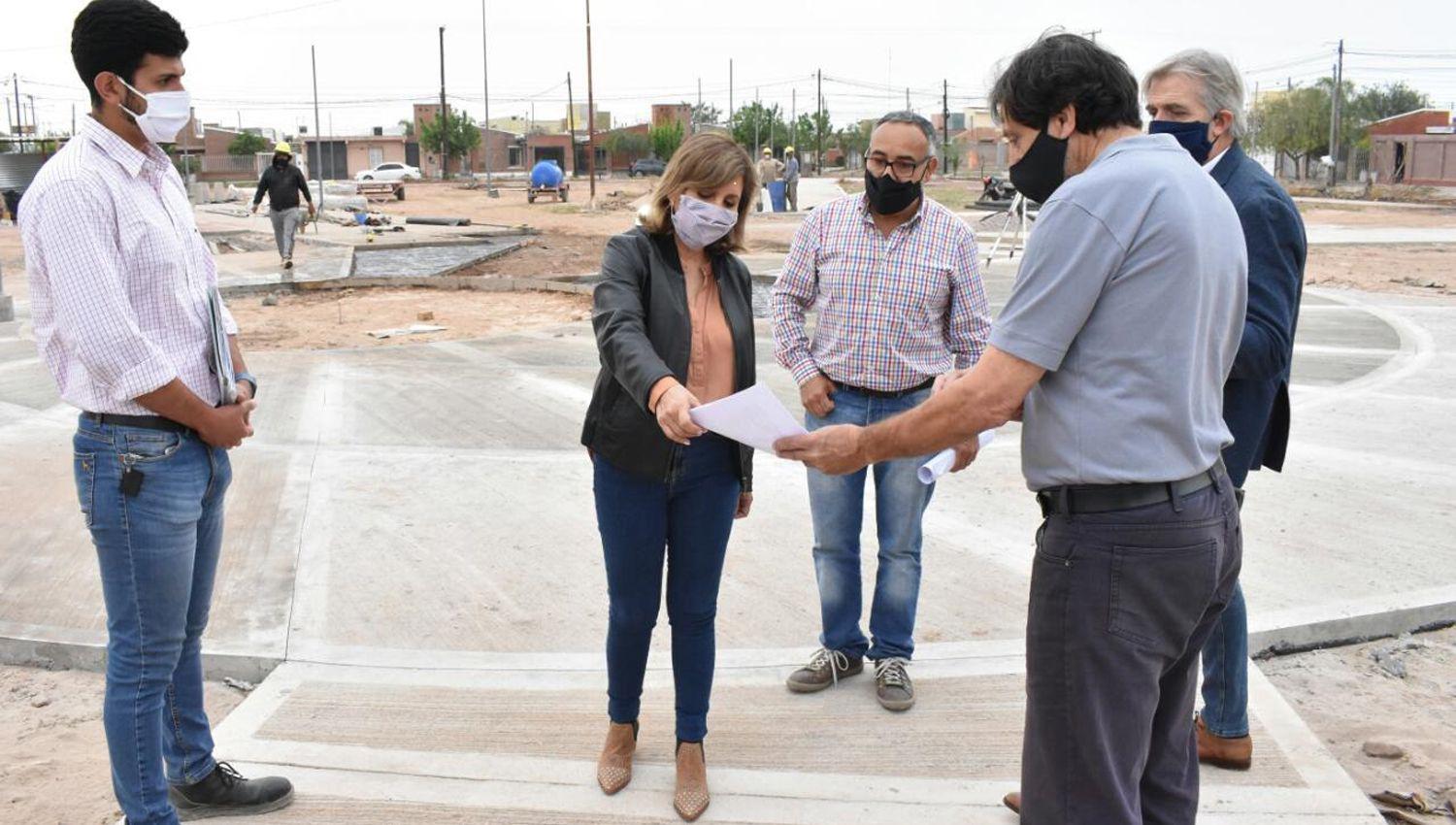 La Intendenta supervisoacute el avance de la obra de la nueva plaza del barrio Saint Germes