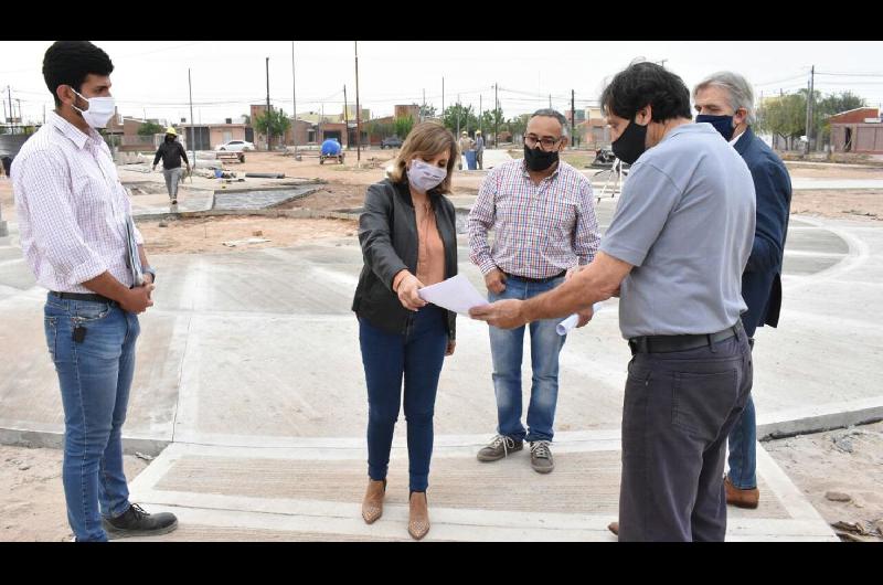 La Intendenta supervisoacute el avance de la obra de la nueva plaza del barrio Saint Germes