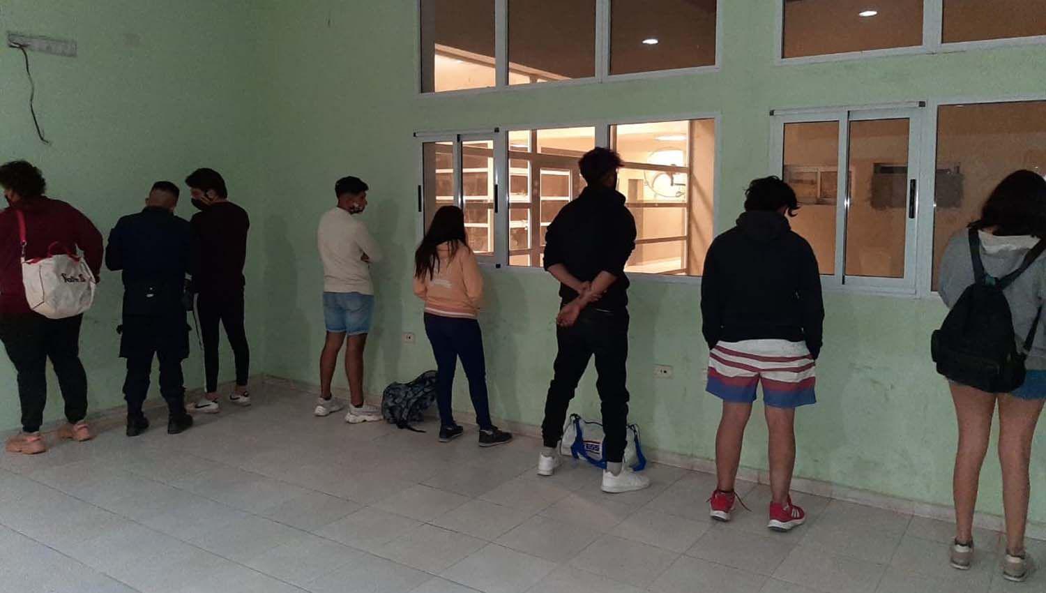 Demoraron a 18 personas sorprendidas en distintas fiestas ilegales