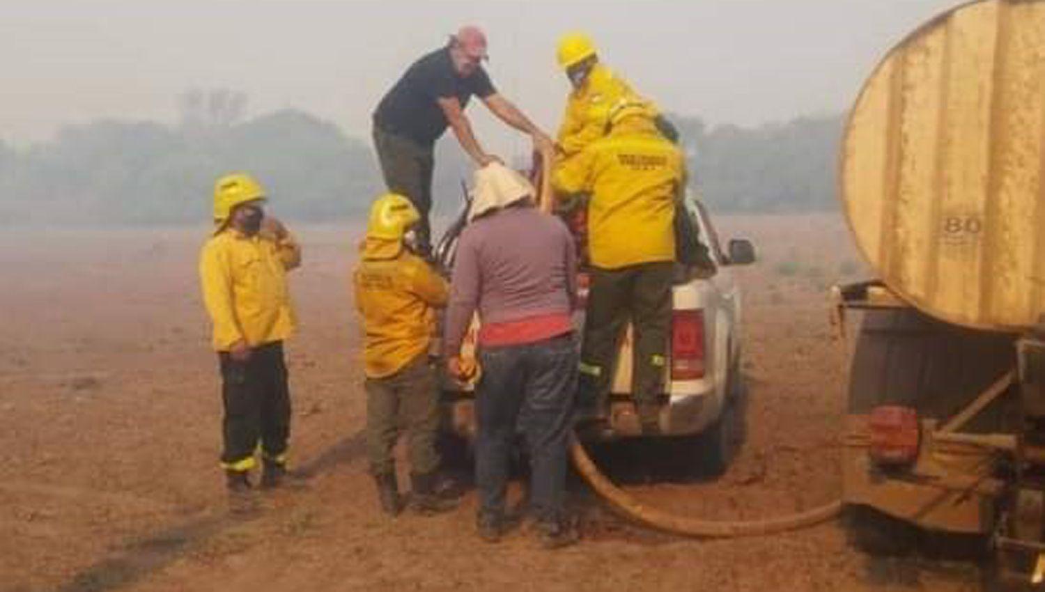 Vecinos combaten al fuego junto a empleados municipales y bomberos