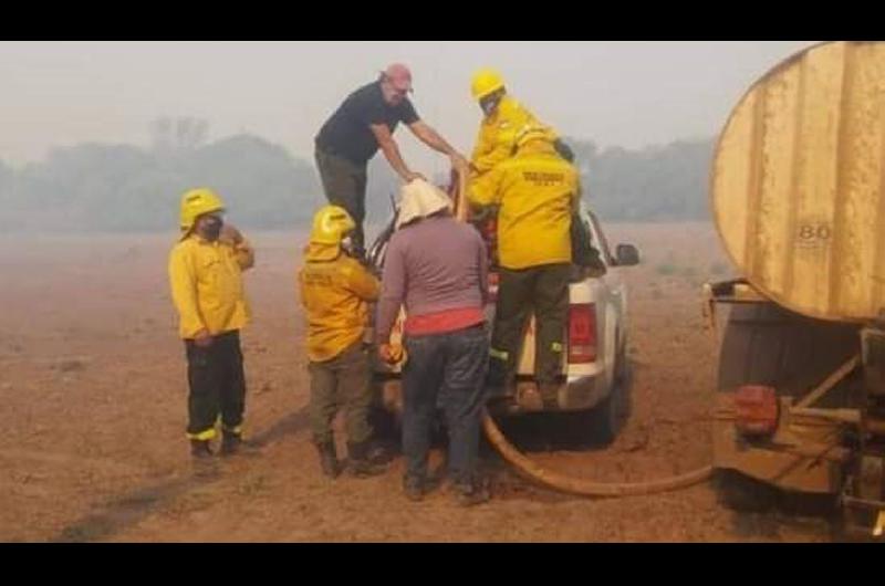 Vecinos combaten al fuego junto a empleados municipales y bomberos