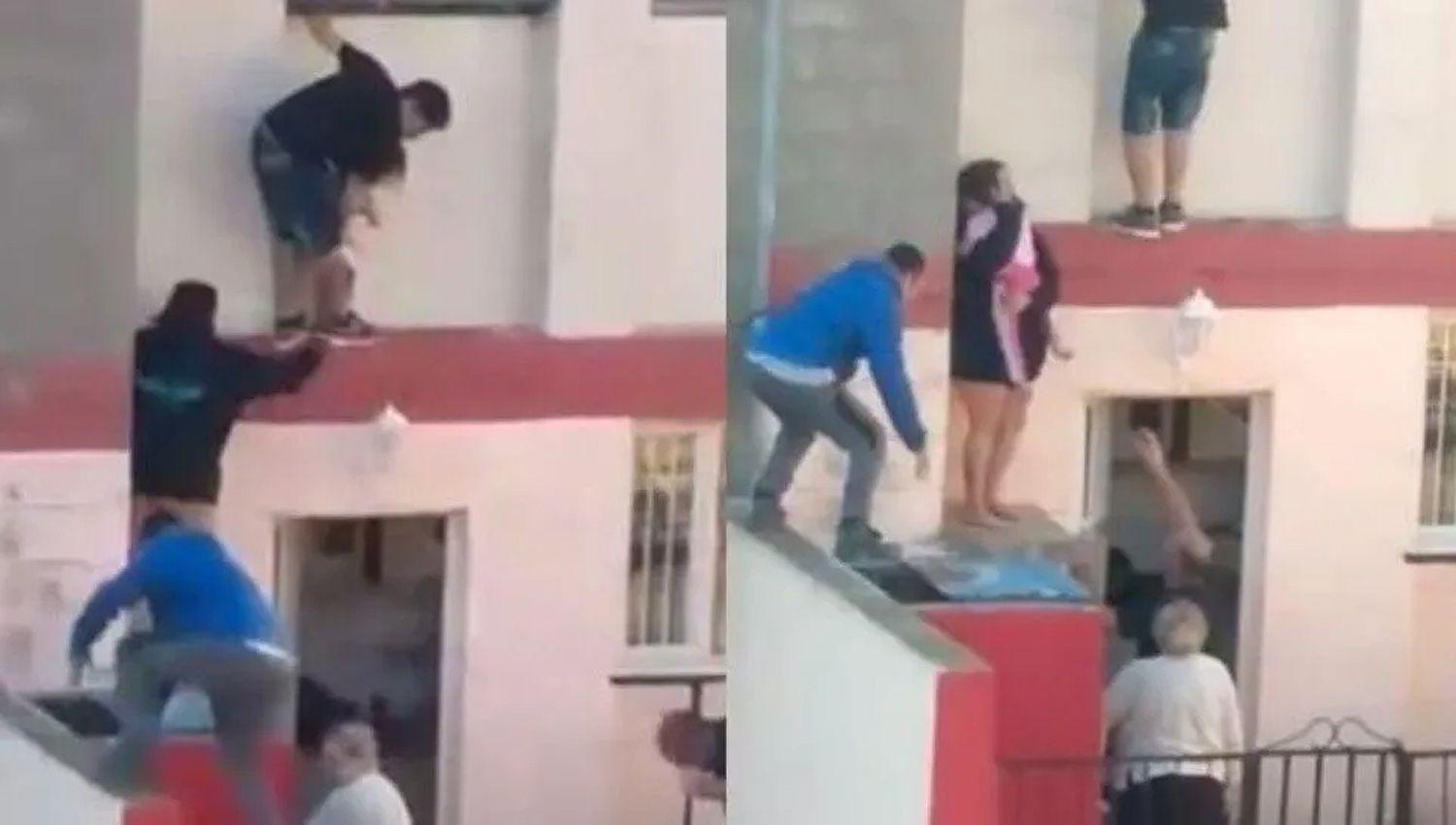 VIDEO  Una nintildea casi se cae de un primer piso y fue salvada por vecinos