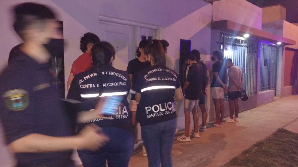 Descubren una fiesta cladestina con 14 personas- 10 de ellas eran menores de edad