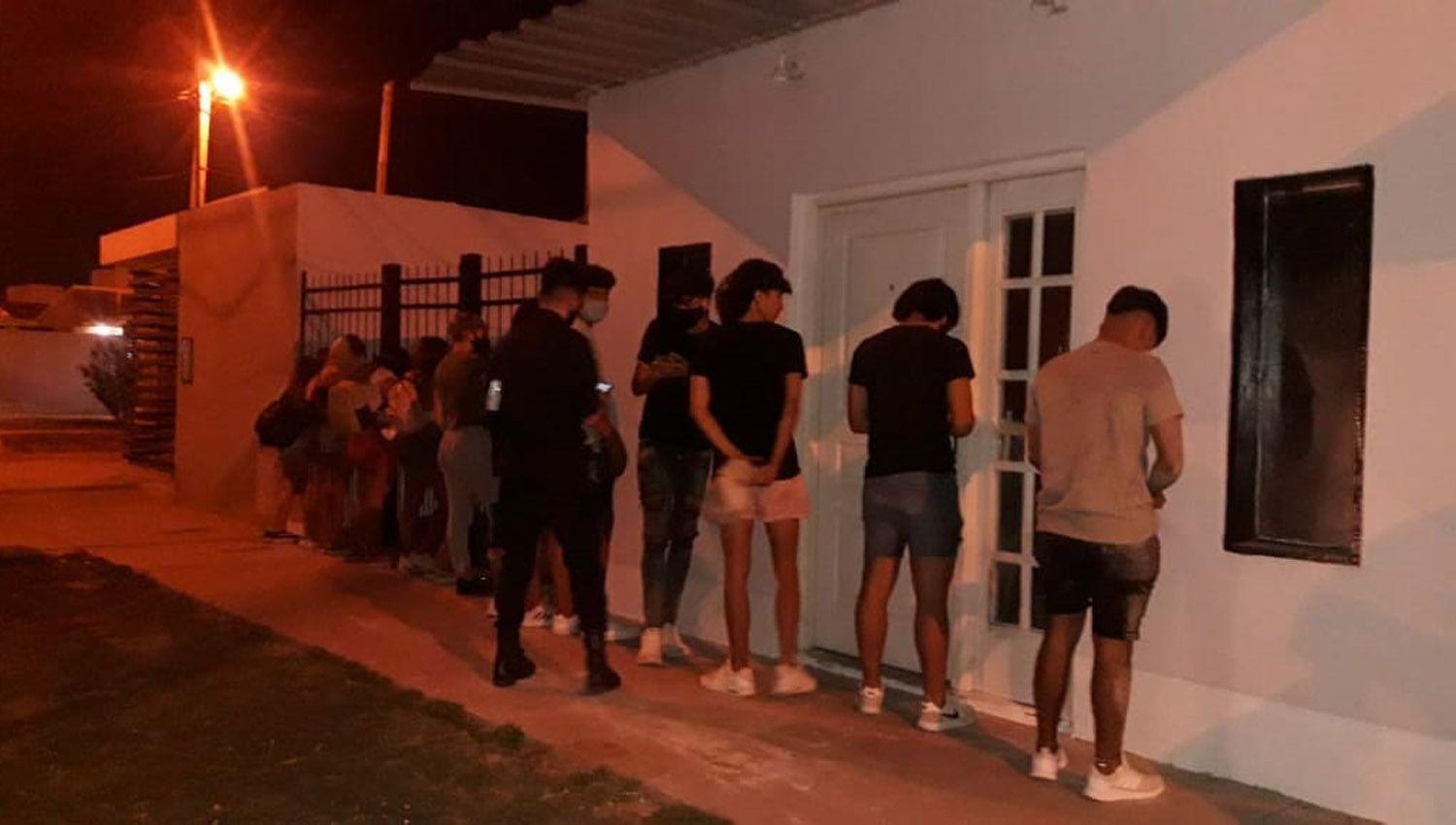 Aiacuteslan a 13 familias por un menor sospechoso de Covid-19 que estuvo en una fiesta clandestina