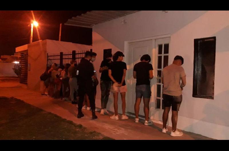 Aiacuteslan a 13 familias por un menor sospechoso de Covid-19 que estuvo en una fiesta clandestina