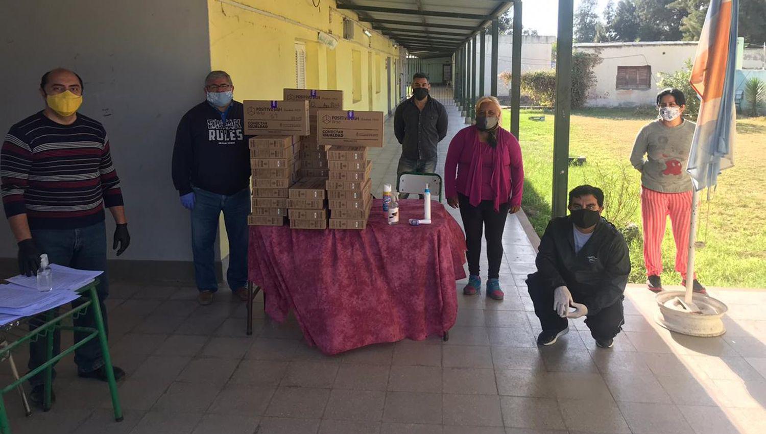 Entregaron netbook a los alumnos del 3deg antildeo en Cantildeada Escobar