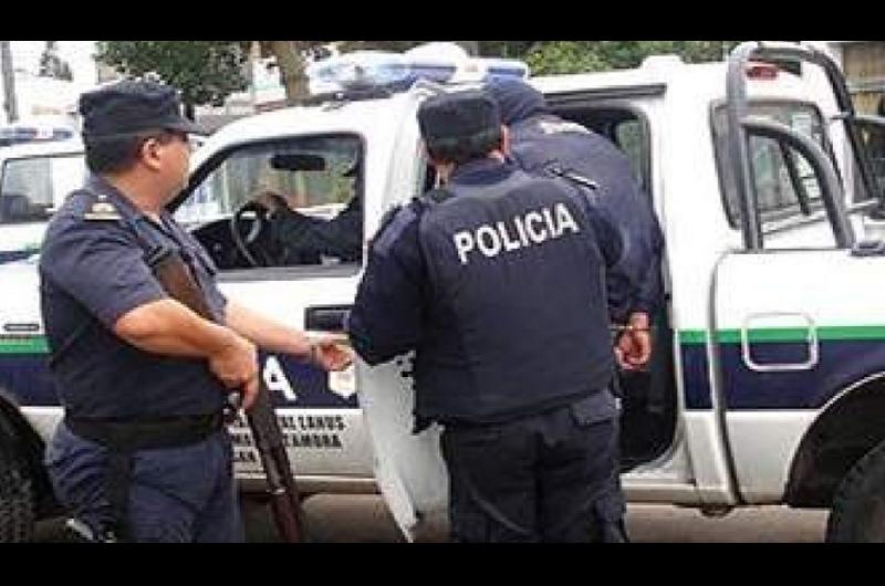 Cuatro policiacuteas detenidos por balear un auto en el que viajaban militantes sociales y herir de gravedad a uno