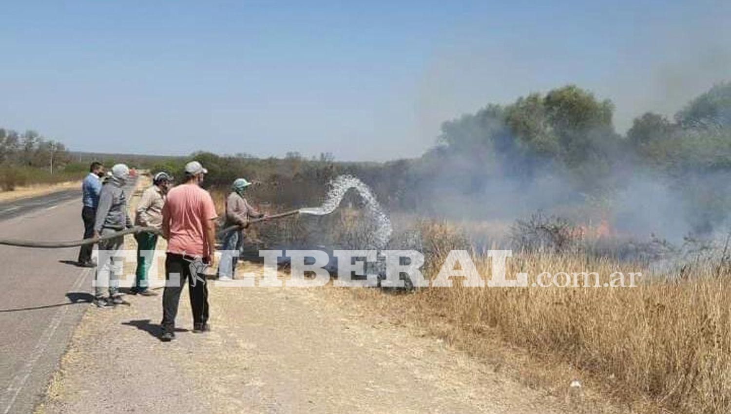 Personal de la comuna de Villa La Punta sofocoacute un incendio forestal