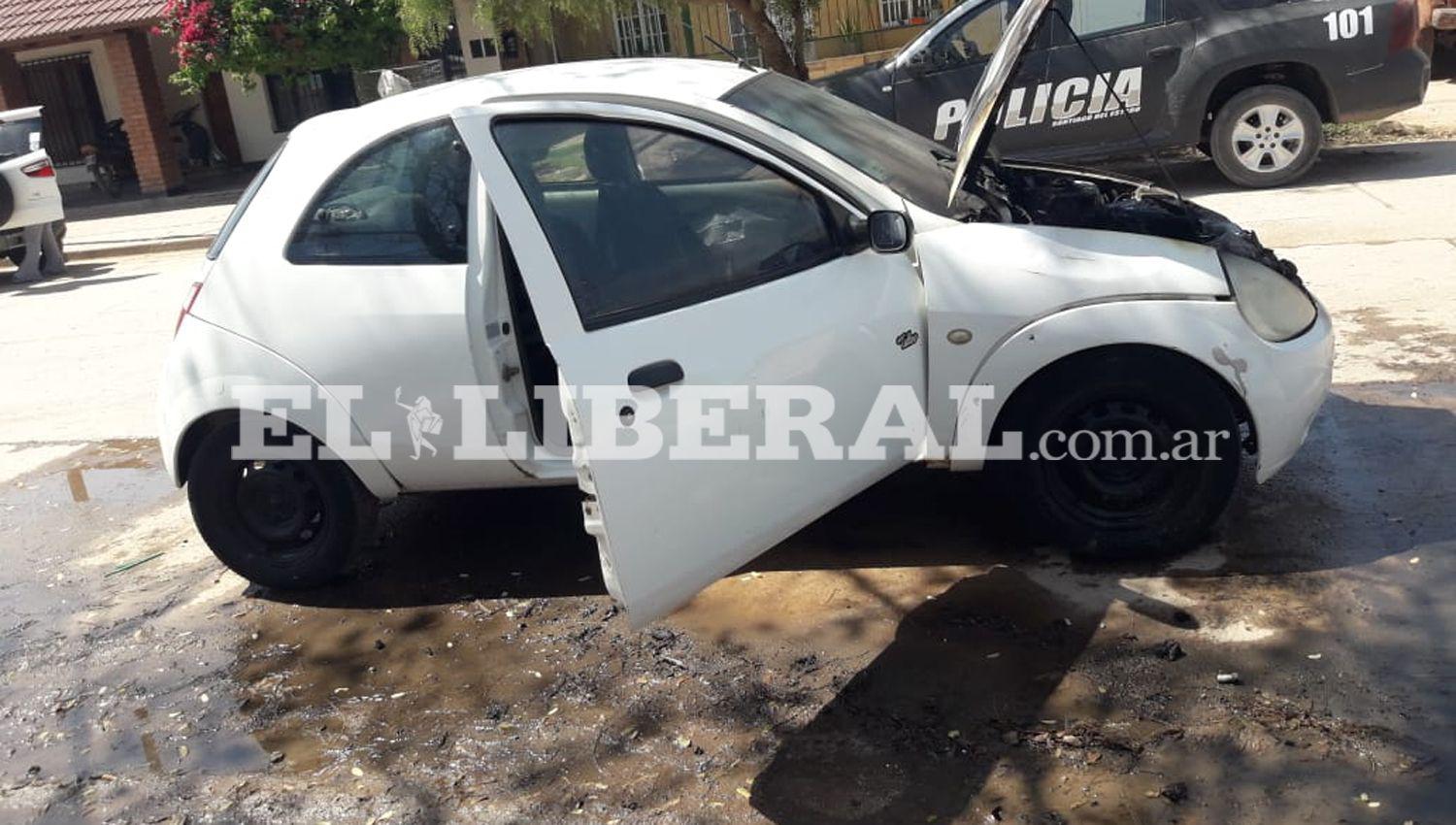 Incendio destruyoacute el auto de un policiacutea en Quimiliacute