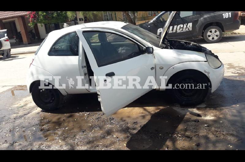 Incendio destruyoacute el auto de un policiacutea en Quimiliacute