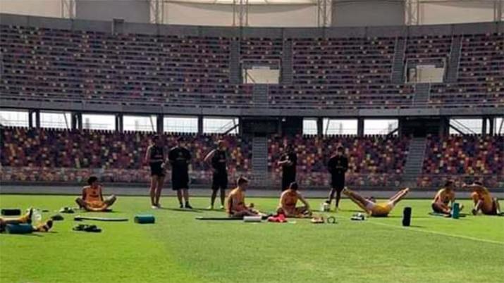 El plantel del Club Atleacutetico Mitre entrenoacute en el Estadio Uacutenico ldquoMadre de Ciudadesrdquo