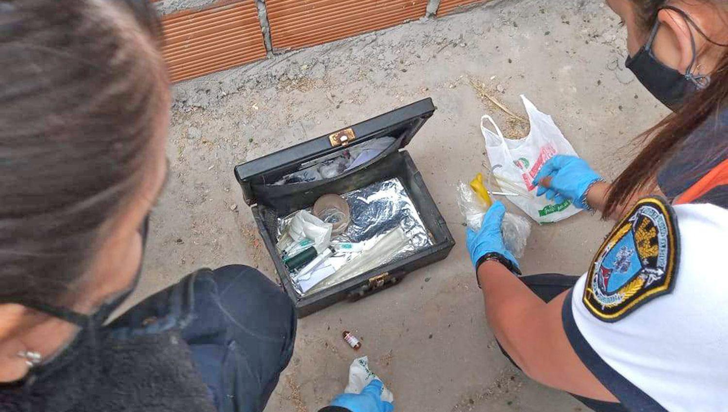 La policía allanó una vivienda del barrio Villa Balnearia y secuestró pastillas elementos quirúrgicos y
huesos que est�n siendo analizados