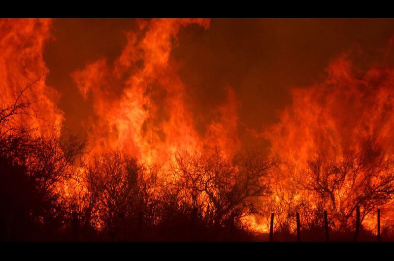 En Córdoba la situación aún es crítica con dos focos de incendios en el noroeste y en el sur provincial