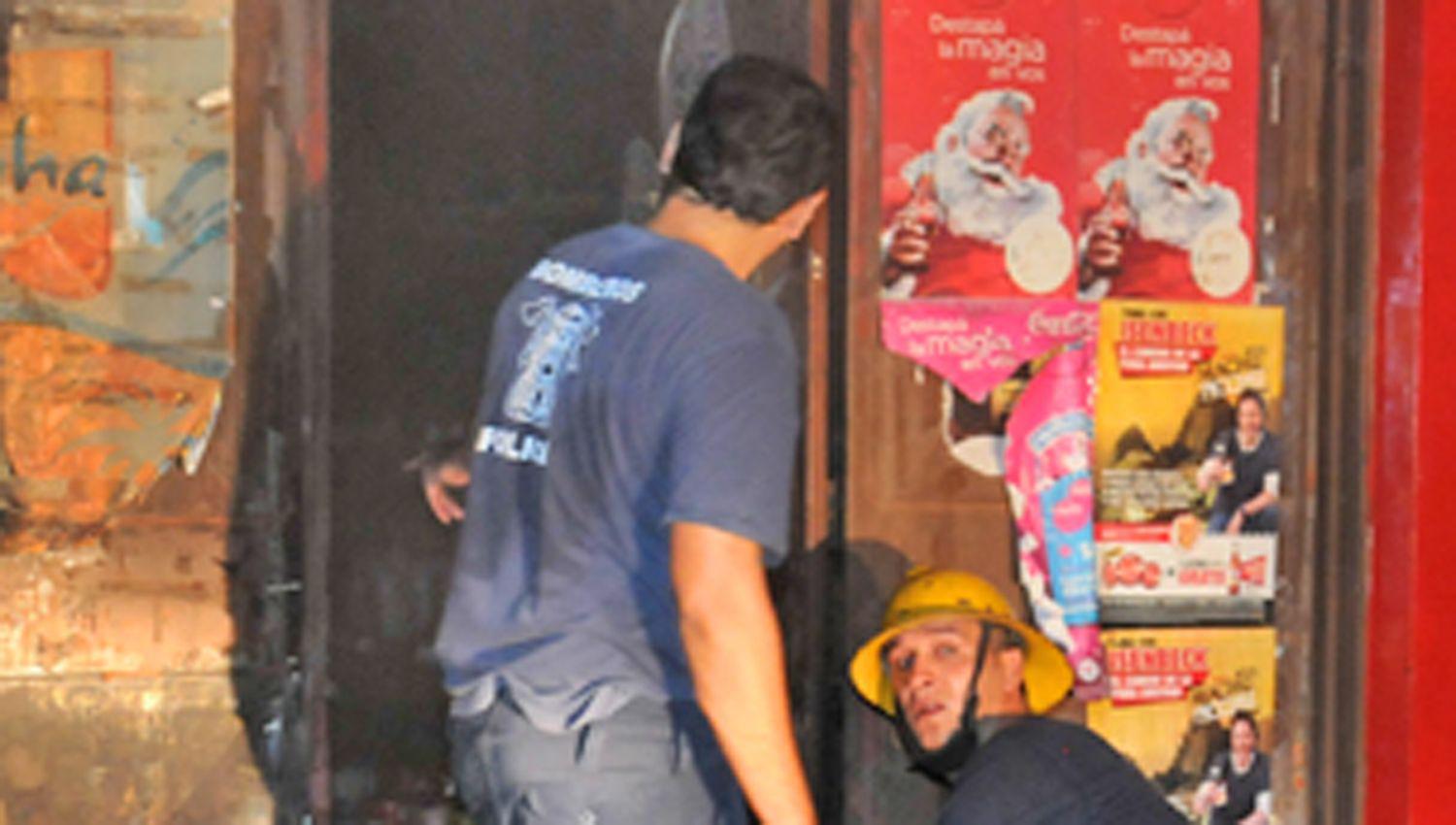 Le prendieron fuego a la casa de una familia mientras dormiacutea