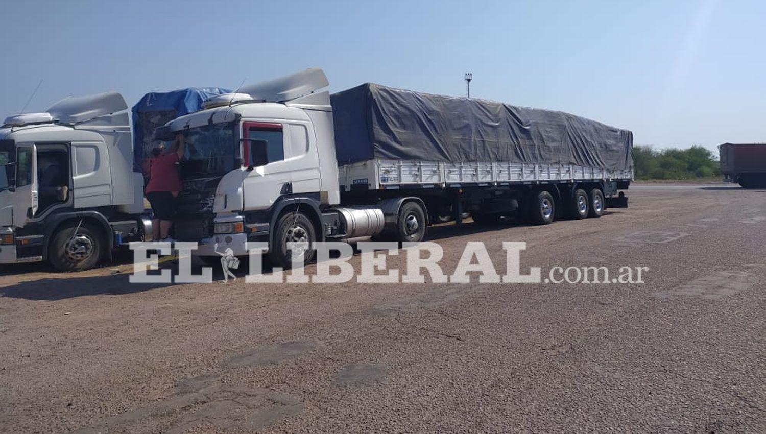 Violento choque de camiones en Colonia Dora