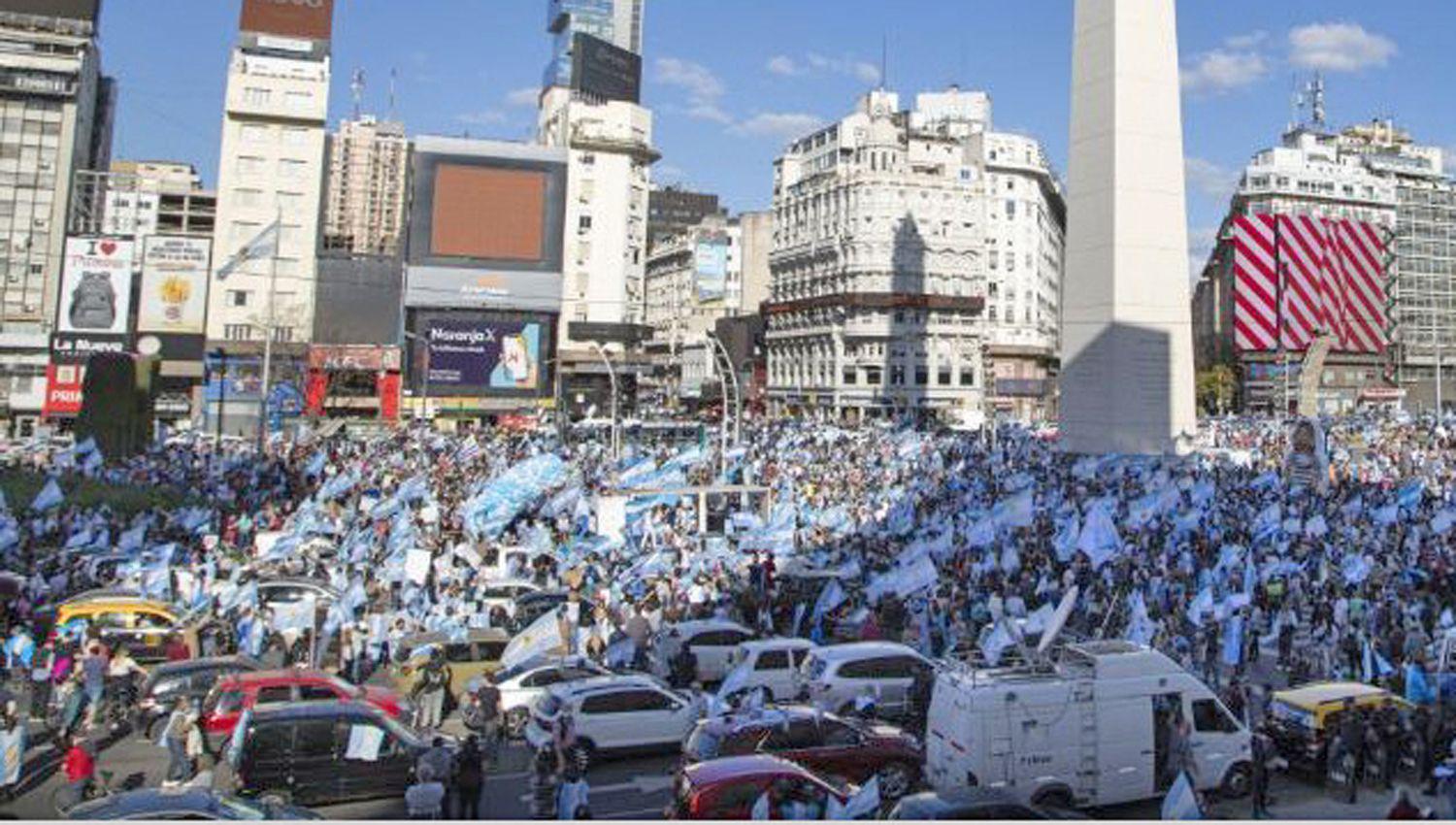 Impactante banderazo en las principales ciudades del paiacutes contra el gobierno