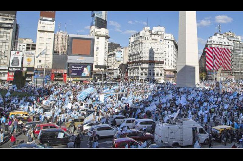 Impactante banderazo en las principales ciudades del paiacutes contra el gobierno