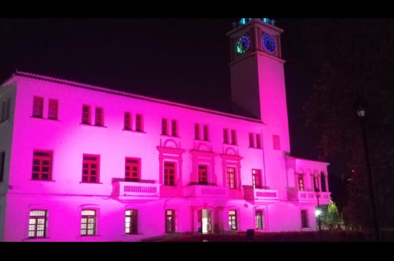 Iluminaron Casa de Gobierno en adhesioacuten contra el Caacutencer de Mama