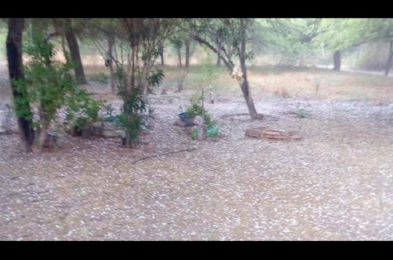 Fuerte caiacuteda de granizo lluvia y viento en el interior de la provincia