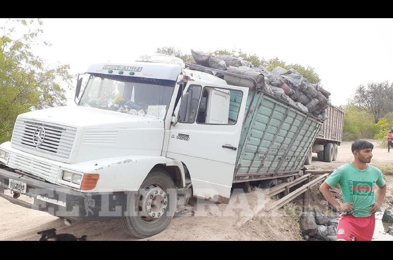 Camioacuten quiso pasar puente cedioacute y sufrioacute un accidente que arrojoacute tres heridos