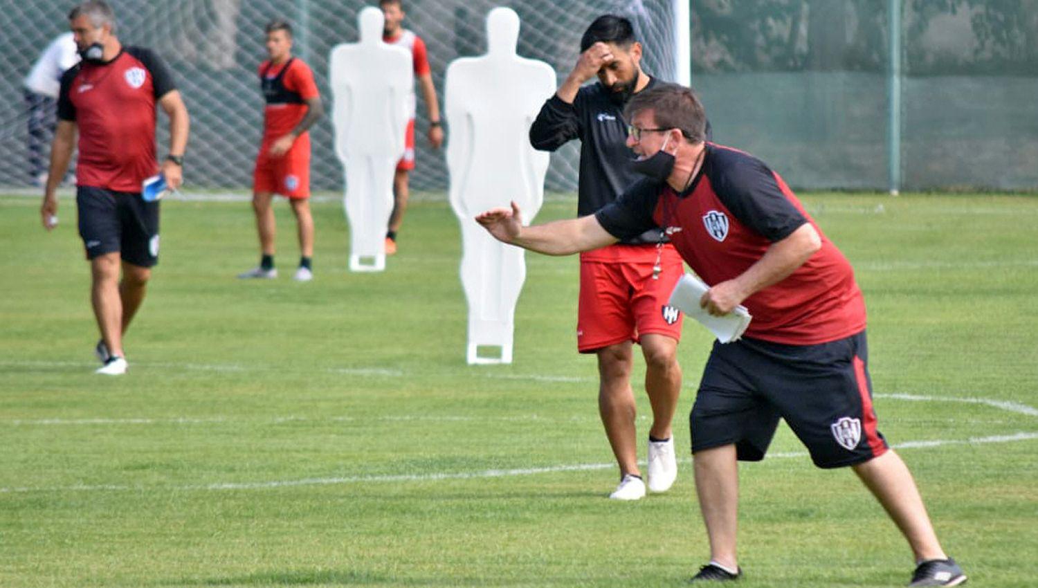 El entrenador del Ferro ultima detalles para el debut de su equipo en la Liga Profesional aunque antes le gustaría jugar m�s amistosos