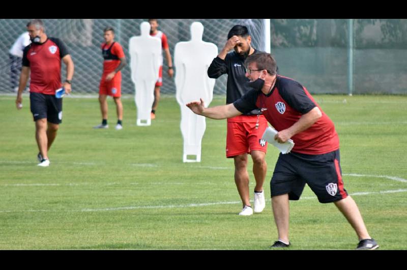 El entrenador del Ferro ultima detalles para el debut de su equipo en la Liga Profesional aunque antes le gustaría jugar m�s amistosos