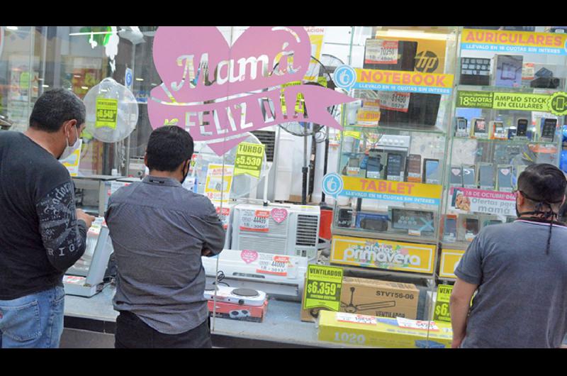 Desde el jueves la gente ya salió a comprar para el Día de la
Madre