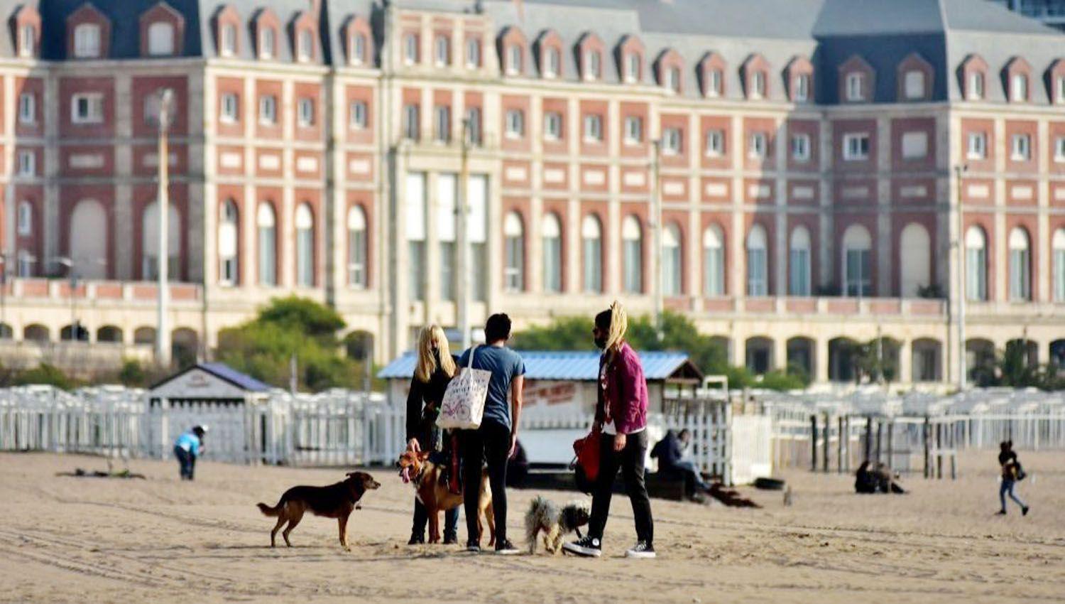 Inicio de la temporada de verano en la Costa- la fecha en la que empezariacutea y los protocolos que se aplicaraacuten