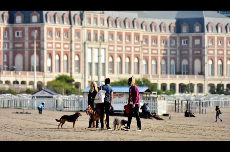 Inicio de la temporada de verano en la Costa- la fecha en la que empezariacutea y los protocolos que se aplicaraacuten