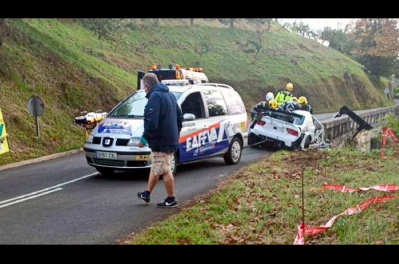 Piloto de rally murioacute al estrellarse contra un muro