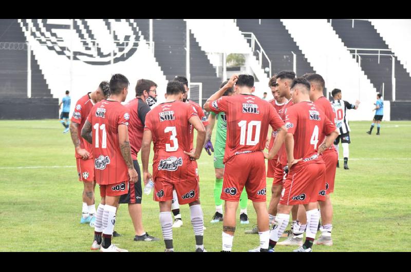 Berti habló mucho con sus dirigidos sobre cuestiones t�cticas El entrenador lo hizo antes y después del partido con Belgrano