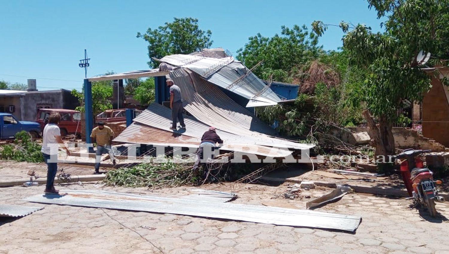 Imaacutegenes del paso del tornado que se abatioacute sobre Campo Gallo