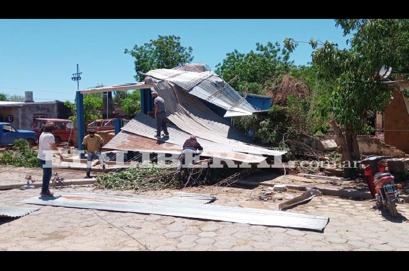 Imaacutegenes del paso del tornado que se abatioacute sobre Campo Gallo