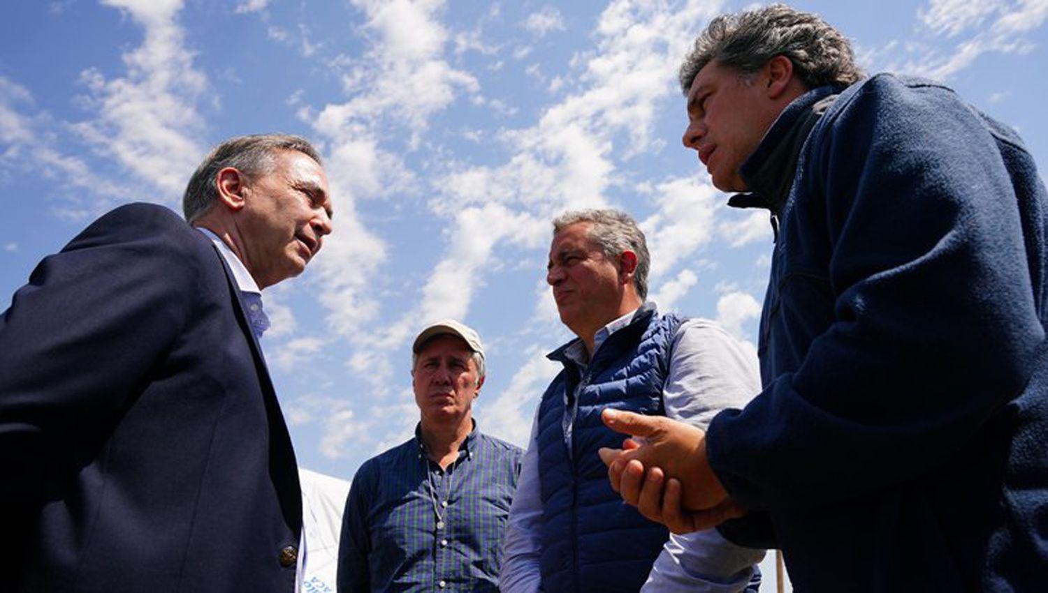 Pichetto junto a Luis Miguel Etchevehere y sus hermanos frente a la estancia Casa Nueva Foto- Infobae