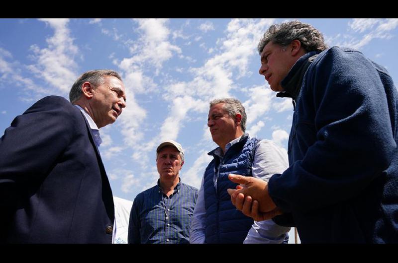 Pichetto junto a Luis Miguel Etchevehere y sus hermanos frente a la estancia Casa Nueva Foto- Infobae