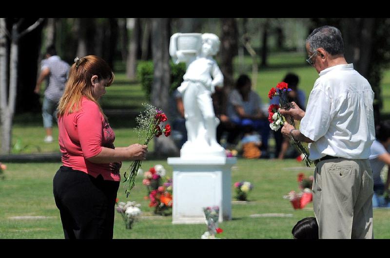 La Iglesia Catoacutelica de Santiago programa misas especiales por el Diacutea a los Fieles Difuntos