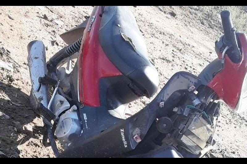 La policiacutea atrapoacute a dos delincuentes que robaron una moto con 50000 en el bauacutel