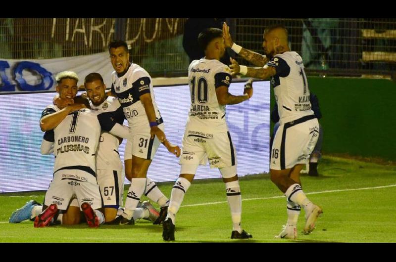 En el diacutea del cumpleantildeos de Diego Gimnasia le regaloacute una goleada sobre Patronato